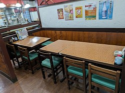 ■テーブル席手前　2〜4名席1卓／4〜6名席1卓